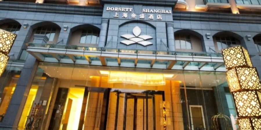 Hotel entrance featuring a large, prominent sign welcoming guests.